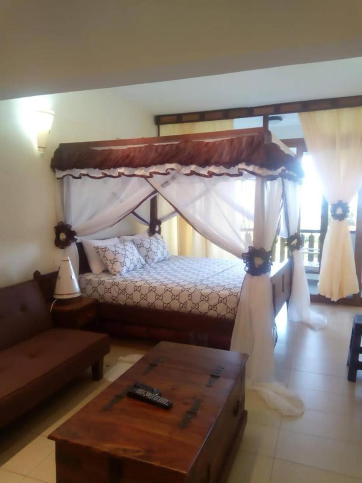 Golden Sands Resort Diani Beach Buitenkant foto